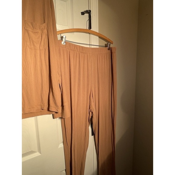 SKIMS Soft Lounge Sleep Set in the color Carmel XLG (spot on leg) - Picture 6 of 8